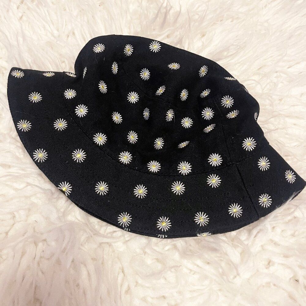 Altar’d State | Embroidered Ditzy Floral Daisies Black Bucket Hat - One Size